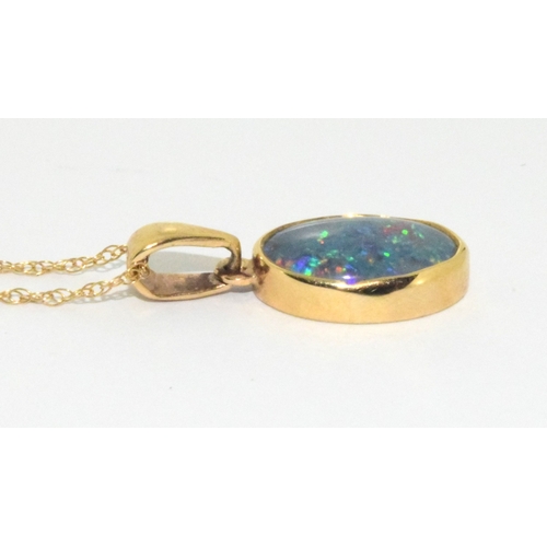 88 - 9ct gold Opal oval pendant necklace on a 9ct gold chain of 44cm long