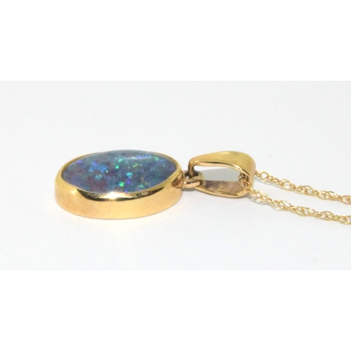 88 - 9ct gold Opal oval pendant necklace on a 9ct gold chain of 44cm long