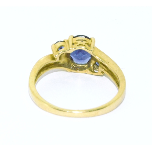 288 - 9ct gold ladies Amethyst ring with an oblong centre stone flanked by similar smaller stones size N