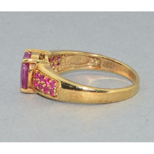41 - 9ct gold ladies Ruby solitaire ring with accent Rubies to the shoulders size P 3.5gram