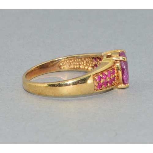 41 - 9ct gold ladies Ruby solitaire ring with accent Rubies to the shoulders size P 3.5gram