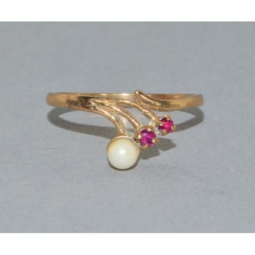 21 - 9ct gold ladies Ruby and Pearl twist ring size P