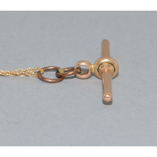 42 - 9ct gold T-bar pendant necklace 3.7grams and 40cm long