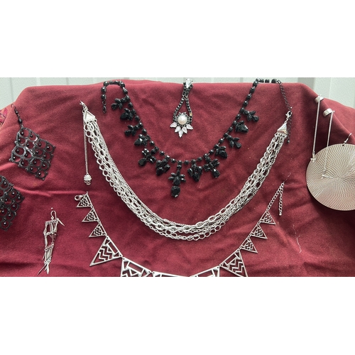 65 - Assorted lot of approx. 40 pieces of costume jewellery, including layered chain and glass-bead neckl... 