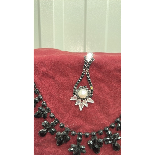 65 - Assorted lot of approx. 40 pieces of costume jewellery, including layered chain and glass-bead neckl... 
