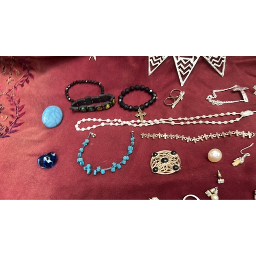 65 - Assorted lot of approx. 40 pieces of costume jewellery, including layered chain and glass-bead neckl... 