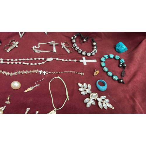 65 - Assorted lot of approx. 40 pieces of costume jewellery, including layered chain and glass-bead neckl... 