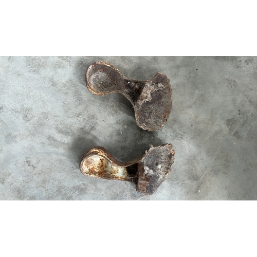 11 - Pair of late 19th-century cast-iron claw-and-shell bathtub feet, moulded with radiating scallop shel... 