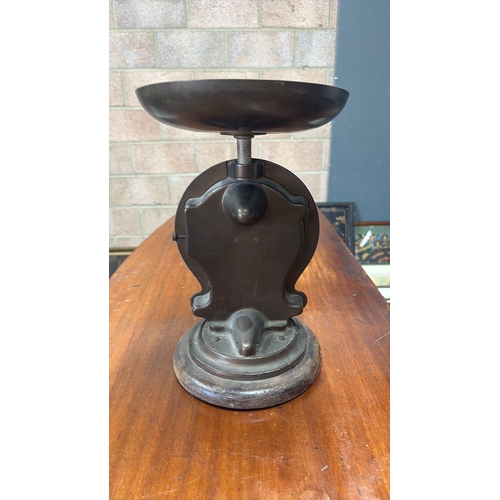 96 - Cast metal and wood coin-weighing scale, “Salter Coin Checker” Model 53 by Stevens, circular calibra... 