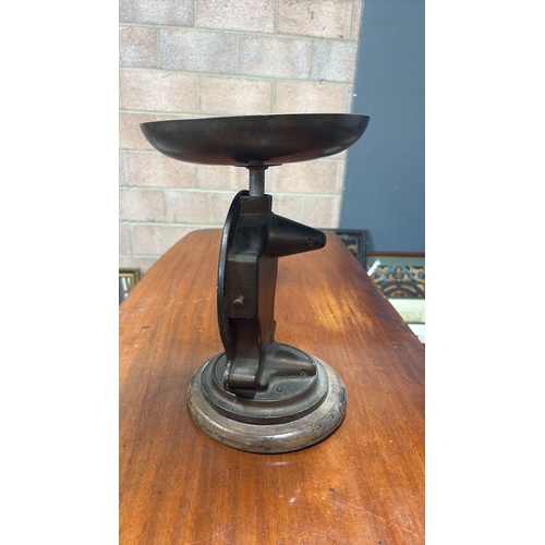 96 - Cast metal and wood coin-weighing scale, “Salter Coin Checker” Model 53 by Stevens, circular calibra... 
