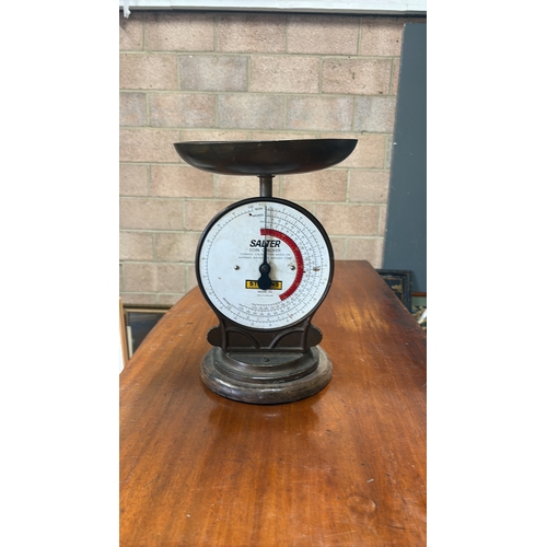 96 - Cast metal and wood coin-weighing scale, “Salter Coin Checker” Model 53 by Stevens, circular calibra... 