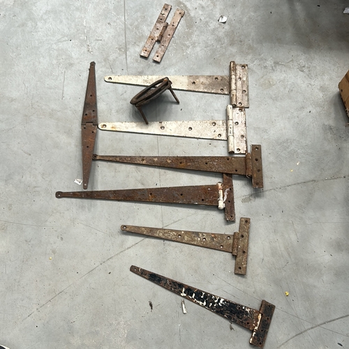 104 - Group of reclaimed wrought iron T-strap and butt hinges in assorted lengths, together with an oval c... 