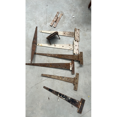 104 - Group of reclaimed wrought iron T-strap and butt hinges in assorted lengths, together with an oval c... 