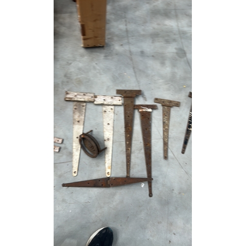 104 - Group of reclaimed wrought iron T-strap and butt hinges in assorted lengths, together with an oval c... 
