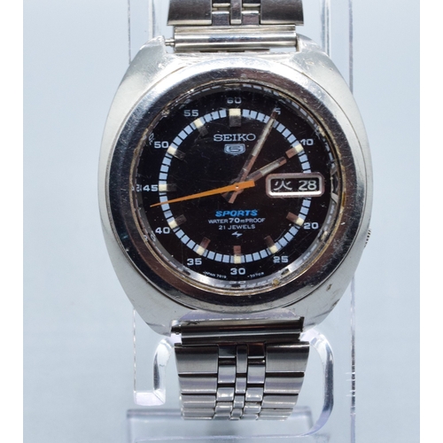 24 - Seiko 5 Sports automatic gents watch ref:7019-7050. Serial number dates this watch to November 1970.... 