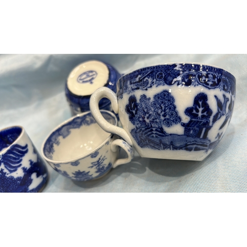 198 - Group of four English blue and white flow-blue porcelain teacups, assorted transfer-printed chinoise... 