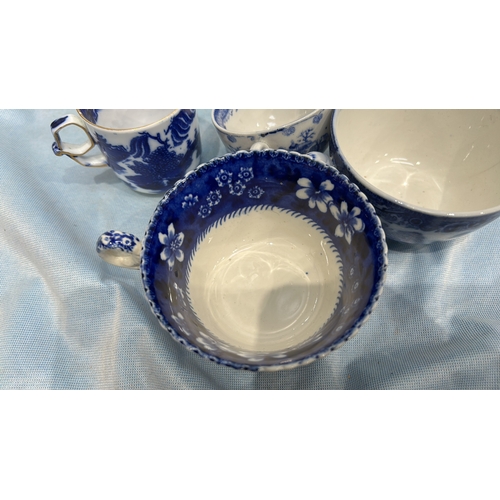 198 - Group of four English blue and white flow-blue porcelain teacups, assorted transfer-printed chinoise... 