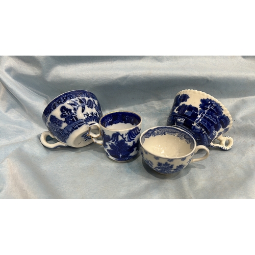 198 - Group of four English blue and white flow-blue porcelain teacups, assorted transfer-printed chinoise... 