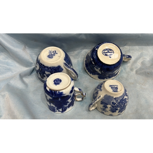 198 - Group of four English blue and white flow-blue porcelain teacups, assorted transfer-printed chinoise... 