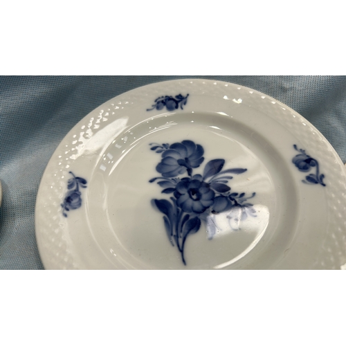 212 - Set of 7 Royal Copenhagen blue-and-white plates, comprising a 'Blue Flower Braided' soup plate (shap... 