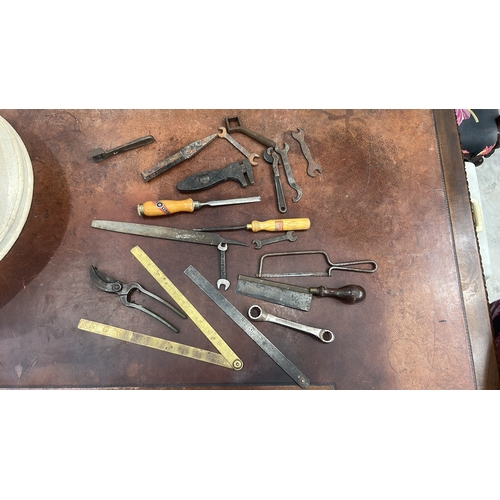 432 - Collection of vintage hand tools comprising brass folding rule, steel rulers, pruning snips, files, ... 