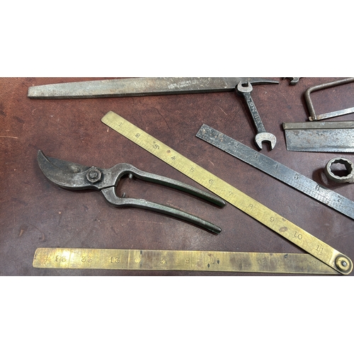 432 - Collection of vintage hand tools comprising brass folding rule, steel rulers, pruning snips, files, ... 