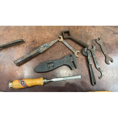 432 - Collection of vintage hand tools comprising brass folding rule, steel rulers, pruning snips, files, ... 