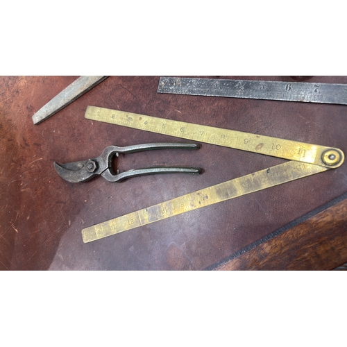 432 - Collection of vintage hand tools comprising brass folding rule, steel rulers, pruning snips, files, ... 