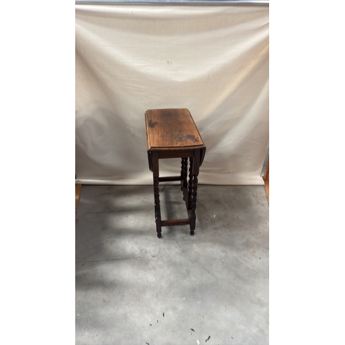 42 - Early 20th-century oak occasional table, oval drop-leaf top on spiral-turned legs united by box stre... 