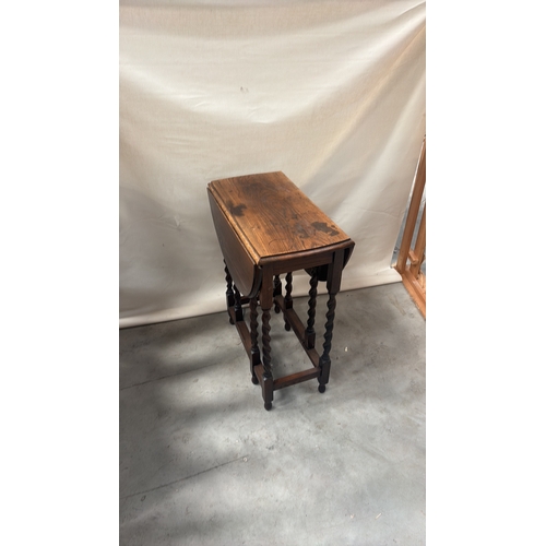 42 - Early 20th-century oak occasional table, oval drop-leaf top on spiral-turned legs united by box stre... 