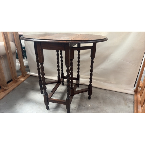42 - Early 20th-century oak occasional table, oval drop-leaf top on spiral-turned legs united by box stre... 