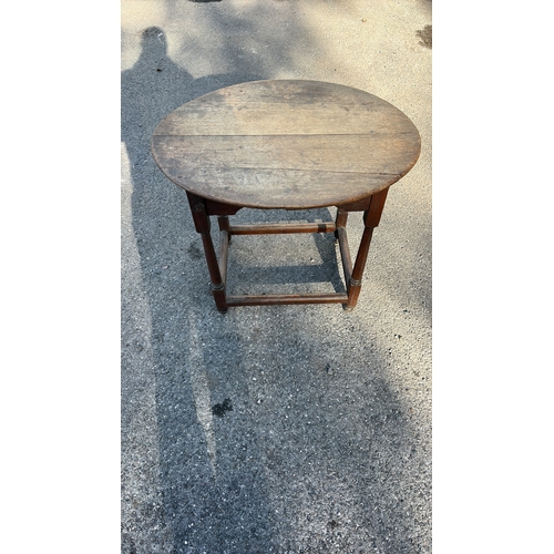 207 - Oval oak occasional table, early 20th century, plank top above scalloped frieze, turned legs united ... 