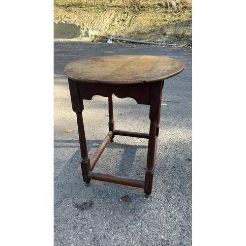 207 - Oval oak occasional table, early 20th century, plank top above scalloped frieze, turned legs united ... 