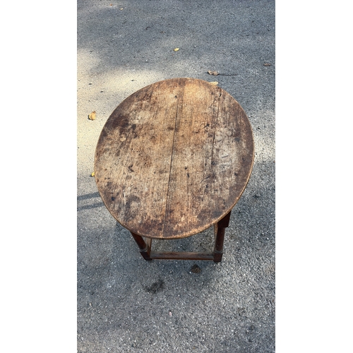 207 - Oval oak occasional table, early 20th century, plank top above scalloped frieze, turned legs united ... 