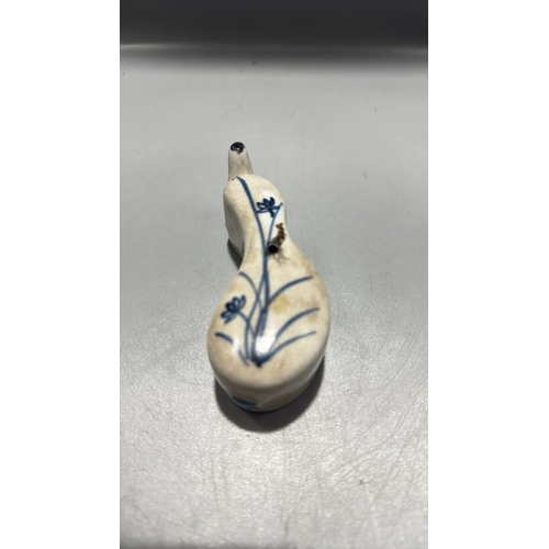 139 - Blue-and-white porcelain water dropper, gourd form with short spout and single filling aperture, und... 