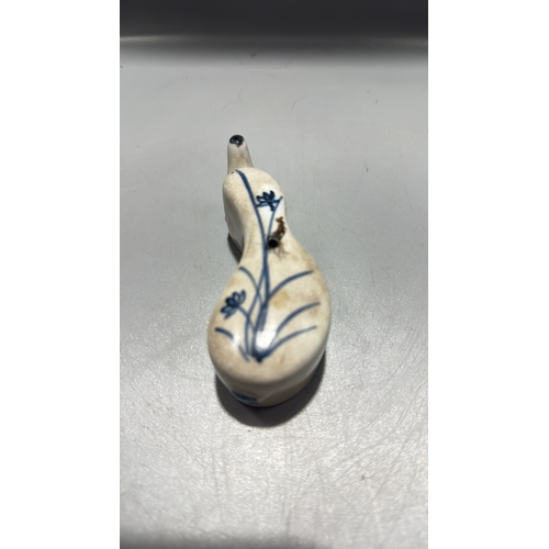 139 - Blue-and-white porcelain water dropper, gourd form with short spout and single filling aperture, und... 