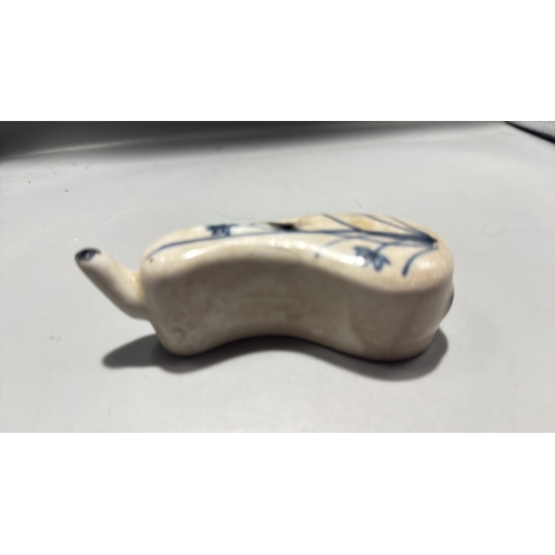 139 - Blue-and-white porcelain water dropper, gourd form with short spout and single filling aperture, und... 