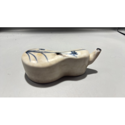 139 - Blue-and-white porcelain water dropper, gourd form with short spout and single filling aperture, und... 
