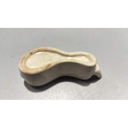 139 - Blue-and-white porcelain water dropper, gourd form with short spout and single filling aperture, und... 