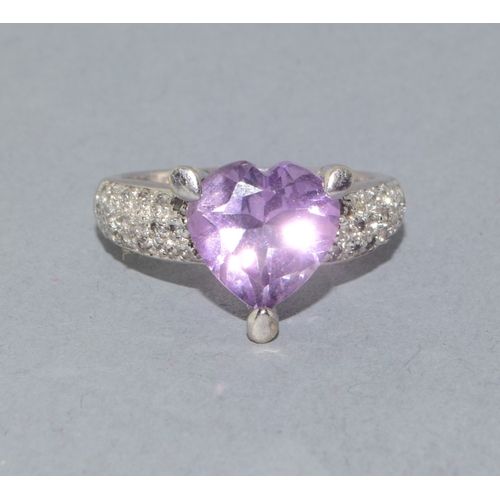 31 - 9ct white gold ladies Amethyst heart shape statement ring with clear gem stone shoulders 5.0 grams s... 