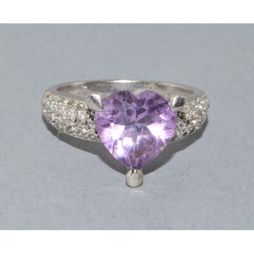 31 - 9ct white gold ladies Amethyst heart shape statement ring with clear gem stone shoulders 5.0 grams s... 
