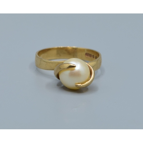 123 - 9ct gold ladies vintage solitaire Pearl ring in a twist design size L, 2.8grams