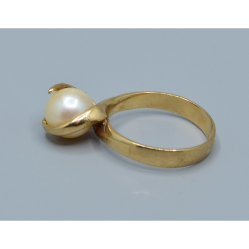 123 - 9ct gold ladies vintage solitaire Pearl ring in a twist design size L, 2.8grams