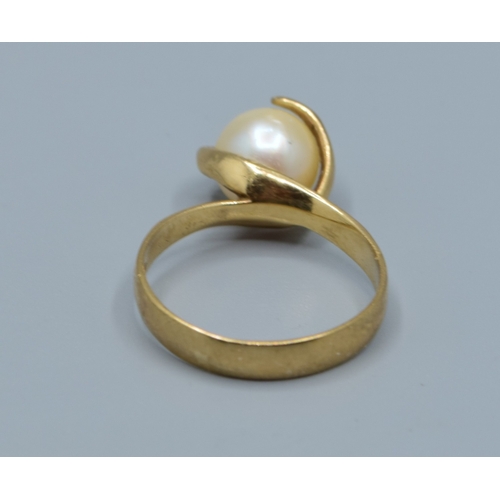 123 - 9ct gold ladies vintage solitaire Pearl ring in a twist design size L, 2.8grams