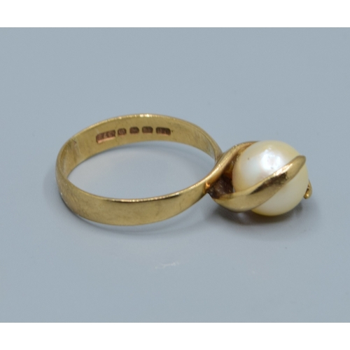 123 - 9ct gold ladies vintage solitaire Pearl ring in a twist design size L, 2.8grams