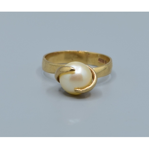 123 - 9ct gold ladies vintage solitaire Pearl ring in a twist design size L, 2.8grams