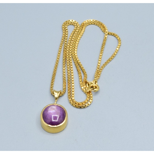 302 - Excellent example of a cabochon oval Amethyst pendant necklace in 18ct gold measuring 2.0x 1.2cm inc... 