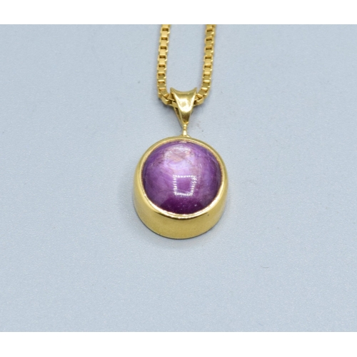 302 - Excellent example of a cabochon oval Amethyst pendant necklace in 18ct gold measuring 2.0x 1.2cm inc... 