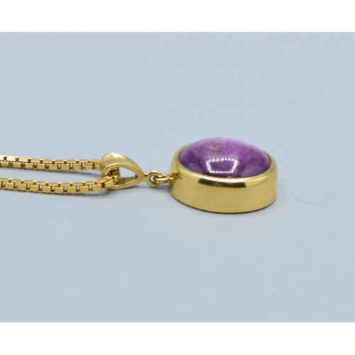 302 - Excellent example of a cabochon oval Amethyst pendant necklace in 18ct gold measuring 2.0x 1.2cm inc... 