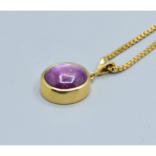 302 - Excellent example of a cabochon oval Amethyst pendant necklace in 18ct gold measuring 2.0x 1.2cm inc... 